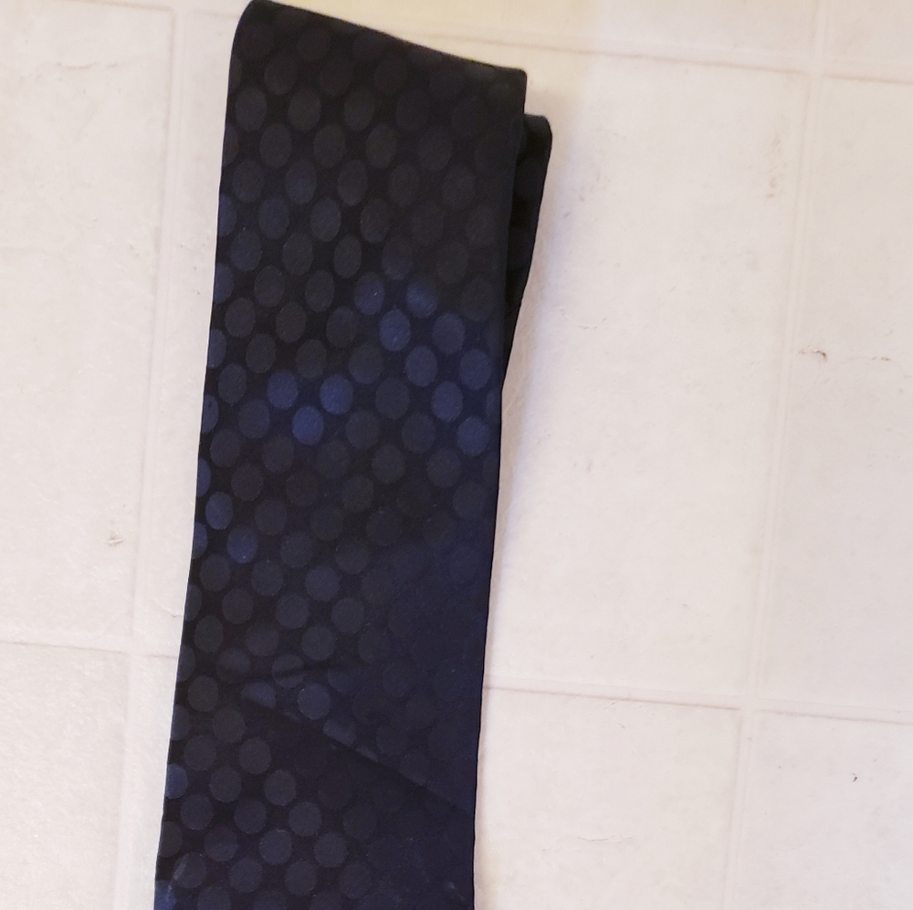 Meeting Street 100% silk polka dot tie 👍